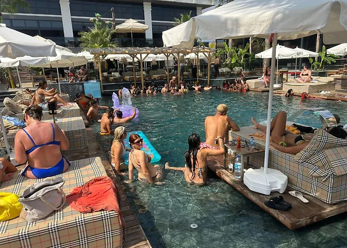 Club Robin Hood فندق 4*