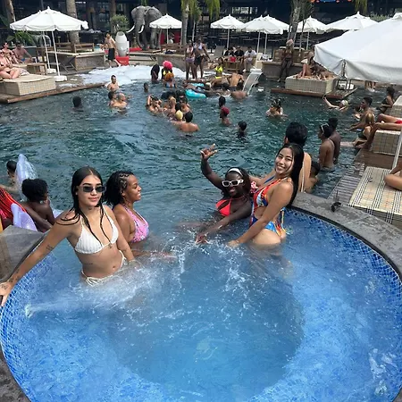 Club Robin Hood מלון אלאניה